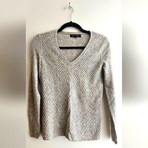 Banana Republic knit long sleeve wool v-neck shirt, small, soft, light grey